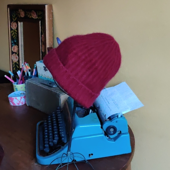 The Cashmere Beanie Steven Alan Burgundy Maroon - Picture 5 of 9